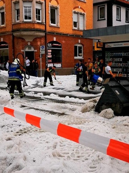Yaz ayında gözlerine inanamadılar! Almanya beyaza büründü .